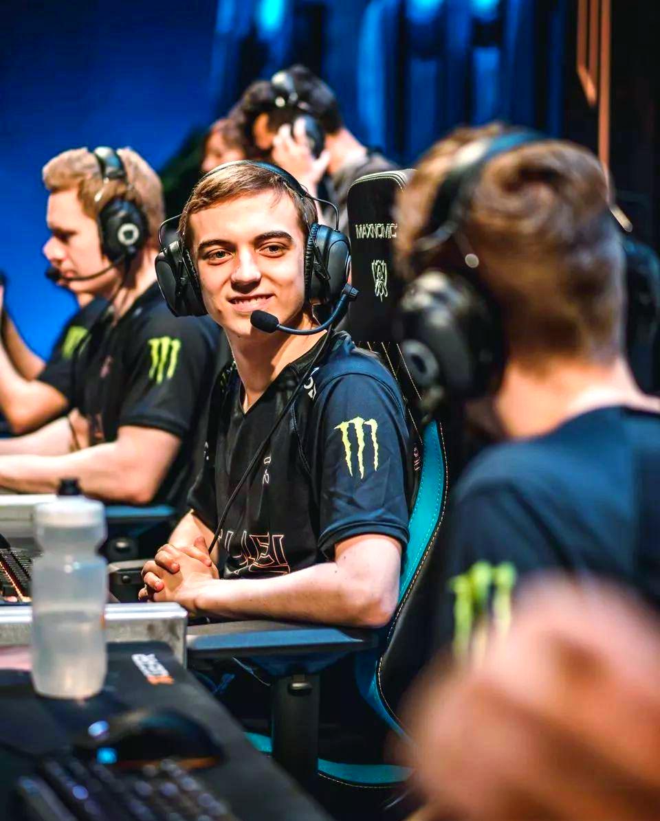 FNC力克FPX，Elk操刀奇招英雄翻盘宿敌对决入围赛，锁定晋级资格