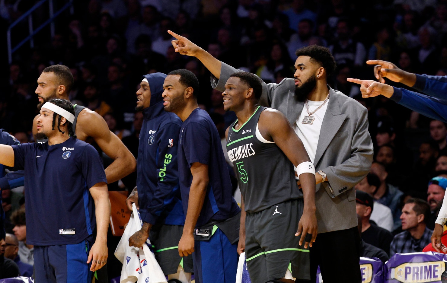 四川队碾压湖人,戈贝尔点燃赛场 四川队碾压湖人,戈贝尔点燃赛场