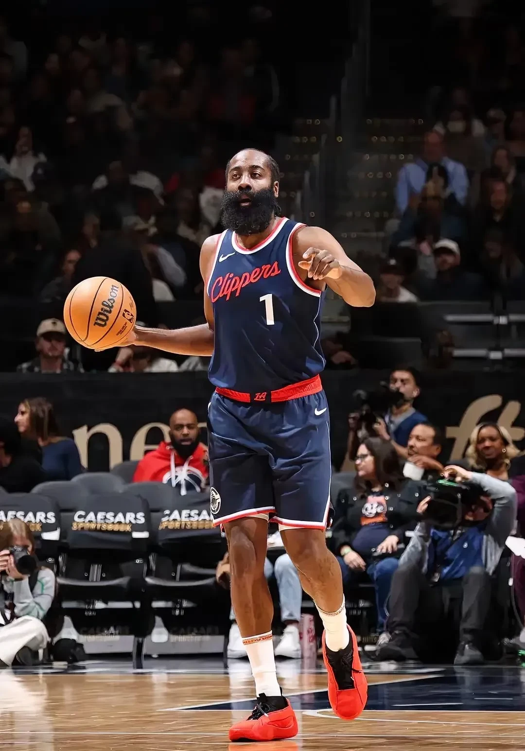 太阳鏖战新疆队，哈登状态火热